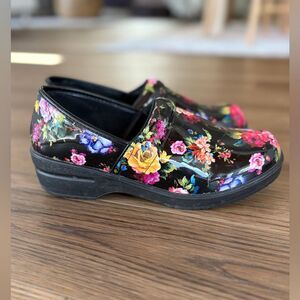 Rasolli black and brightly colored floral lightweight clog slip on shoe